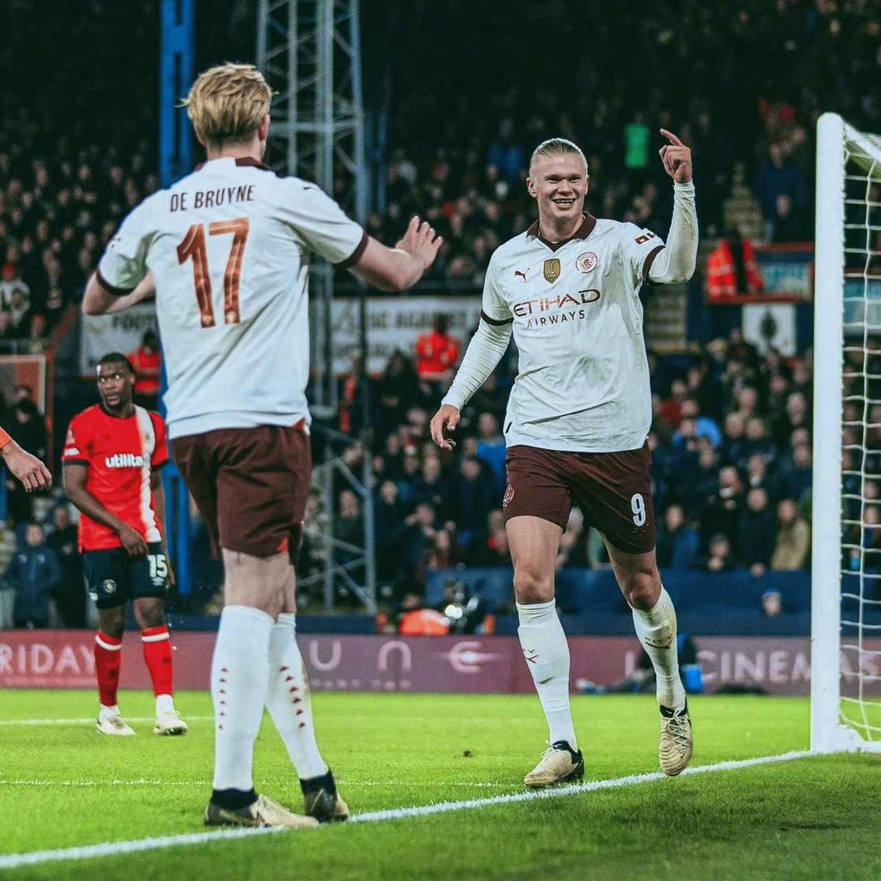 星空体育下载-德布劳内在尤文图斯比赛中势不可挡，赛事规则更新引发热议！