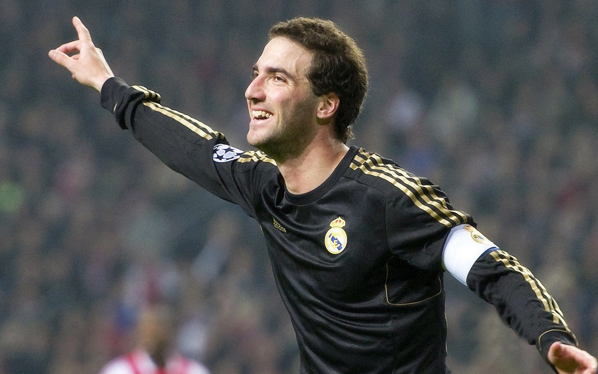 包含伊布复出首秀出彩，阿森纳主场血战巴黎圣日耳曼，豪取3连胜的词条