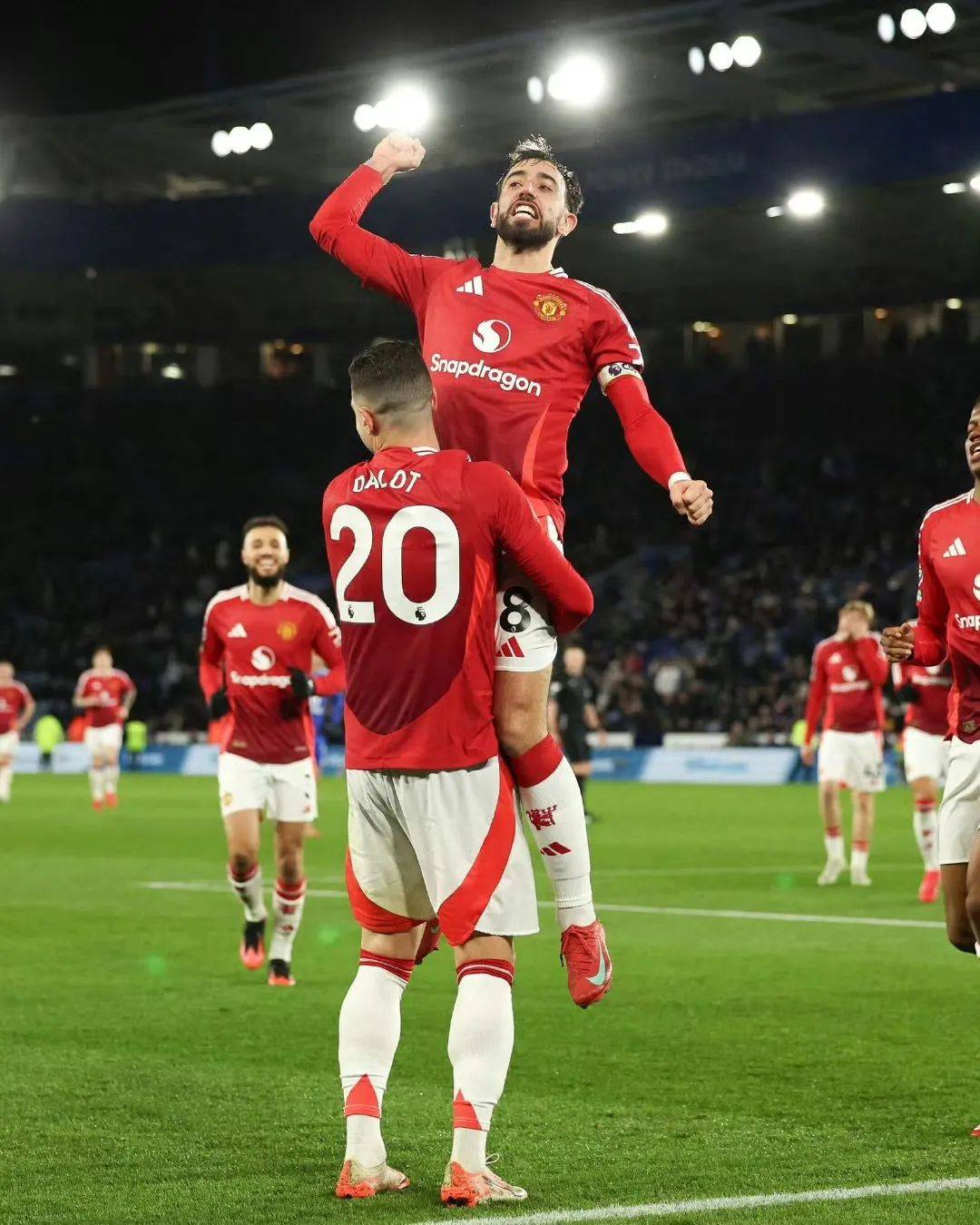 包含伊布复出首秀出彩，阿森纳主场血战巴黎圣日耳曼，豪取3连胜的词条